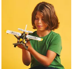 LEGO Technic Samolot transportowy – klocki konstrukcyjne 8+