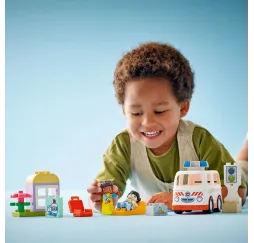 LEGO DUPLO Karetka z kierowcą – klocki konstrukcyjne dla malucha