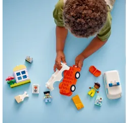 LEGO DUPLO Karetka z kierowcą – klocki konstrukcyjne dla malucha