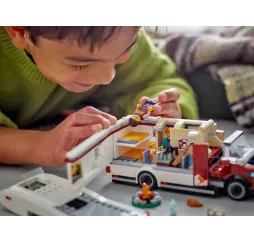 LEGO City Wakacyjny kamper – klocki konstrukcyjne dla dzieci 6+