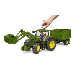 Bruder Traktor John Deere 7R 350 z ładowaczem i przyczepą