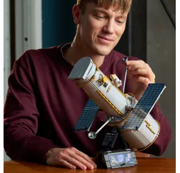 LEGO Icons Teleskop Hubblea – klocki konstrukcyjne