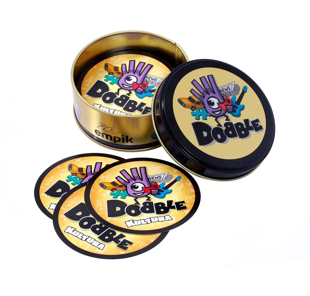 Plansza i elementy gry Dobble podczas rozgrywki rodzinnej